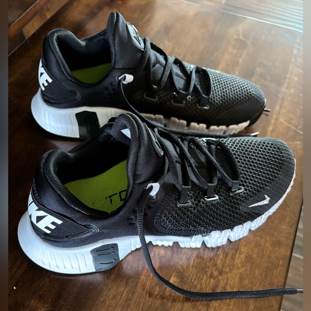 Nike Metcon Black and White Sneakers. Unisex size 8.5 men, 10 women
